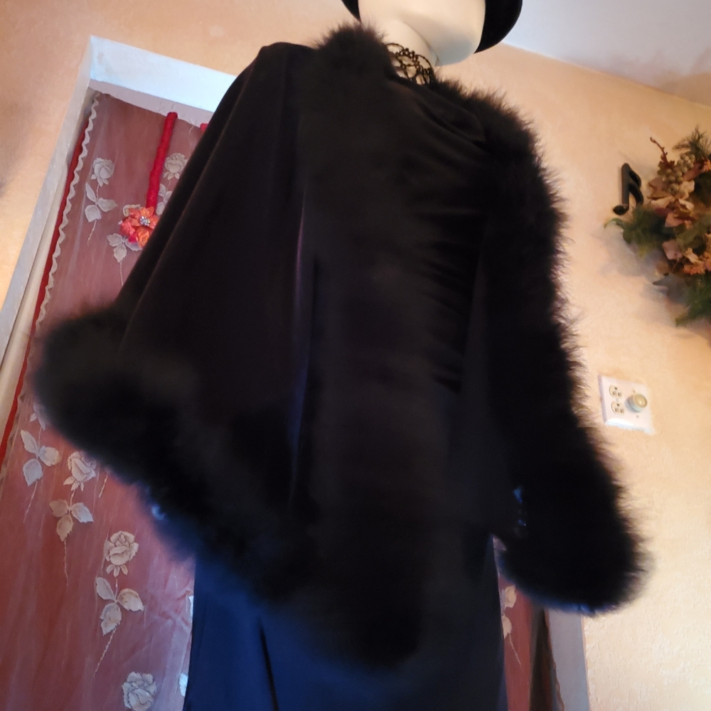 🖤Black Velvet Cape with Marabou feathers 🖤 - Picture 14 of 16